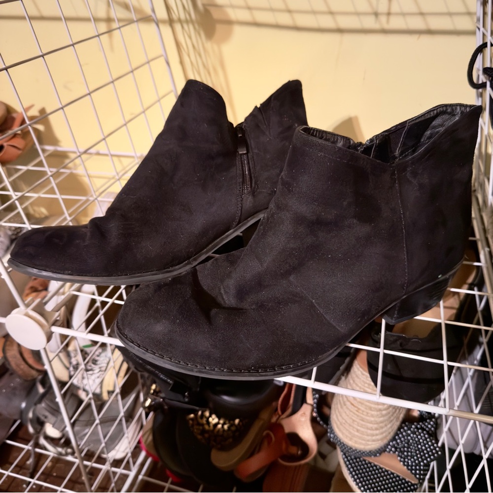 Torrid black dip Ankle Bootie, faux suede, zipper side